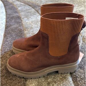 Adorable women’s Genuine Suede Chelsea Boots size 8 NWT